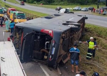Antes do acidente, vídeo flagra ônibus de Conrado e Aleksandro a 120 km/h; VEJA