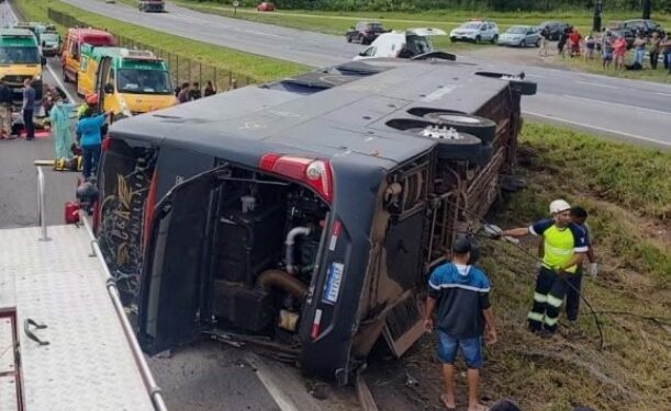 Antes do acidente, vídeo flagra ônibus de Conrado e Aleksandro a 120 km/h; VEJA
