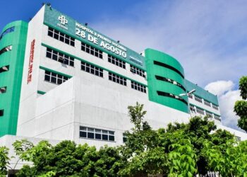 Mulher é atacada por ex-marido e golpeada com terçado em campo de futebol em Manaus