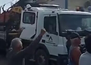 Vídeo: moradores do Alvorada colocam AM Energia pra correr com seus novos medidores