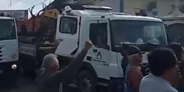 Vídeo: moradores do Alvorada colocam AM Energia pra correr com seus novos medidores