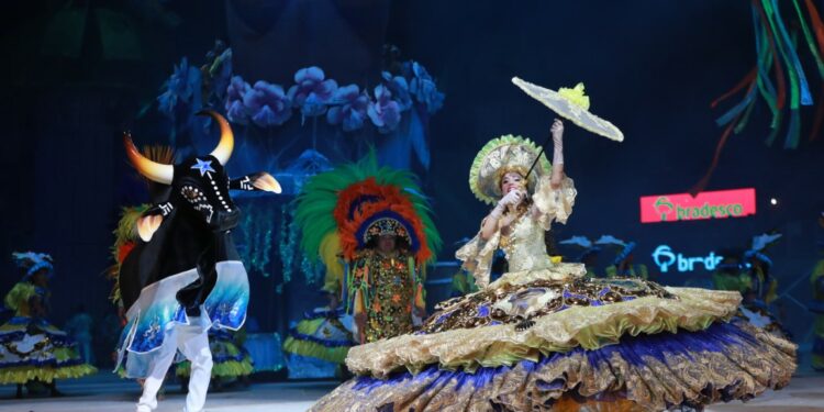 Caprichoso abre segunda noite do Festival de Parintins exaltando lutas de povos amazônidas