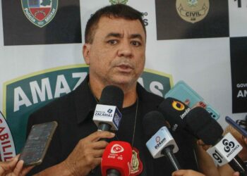 Traficante armada até os dentes é presa no bairro Alvorada em Manaus