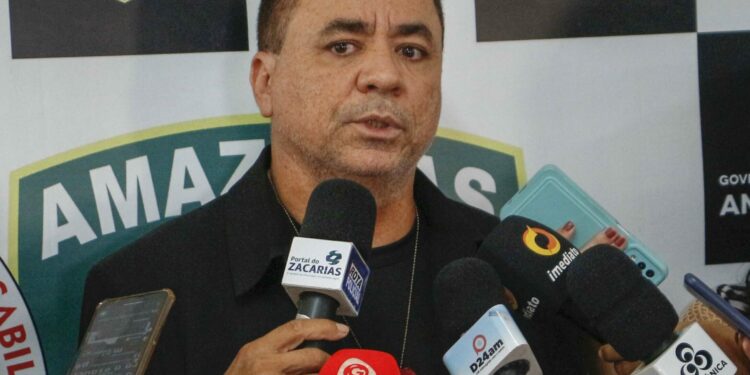 Traficante armada até os dentes é presa no bairro Alvorada em Manaus