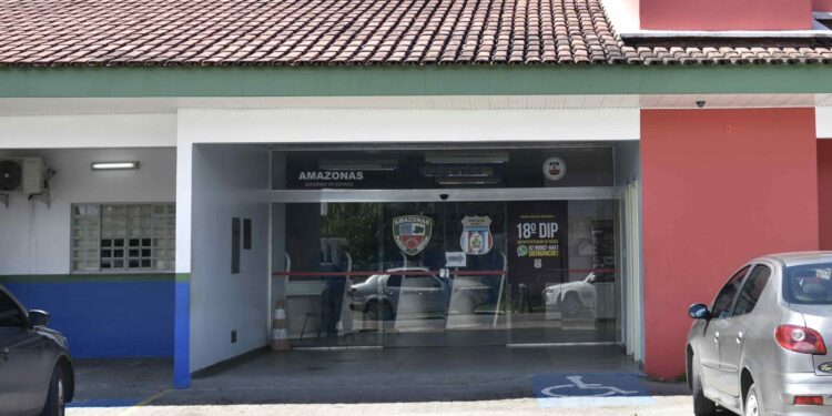 Garotas de programa ameaçam cliente com faca e arrancam mais de R$ 9 mil em Manaus