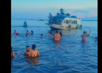 Vídeo: Policial toca sax na lancha da PM enquanto população dança brega na Ponta Negra