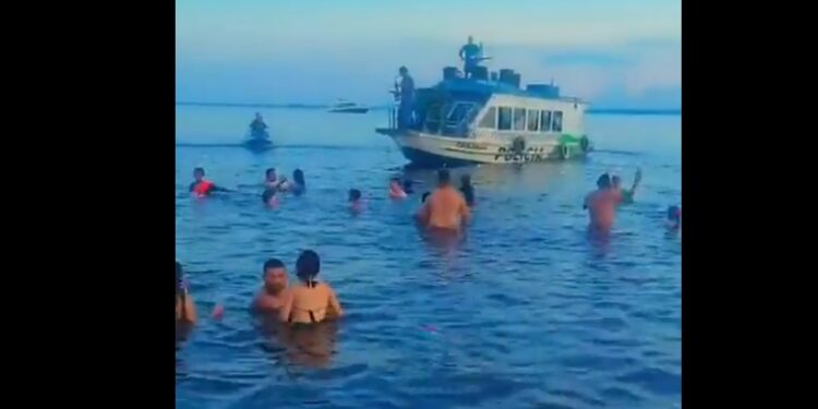 Vídeo: Policial toca sax na lancha da PM enquanto população dança brega na Ponta Negra