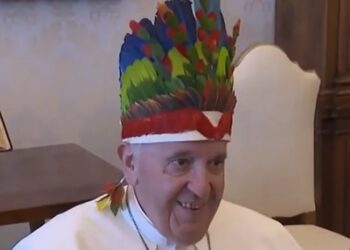 Papa Francisco ganha cocar e exalta a Amazônia ao lado de religiosos do AM