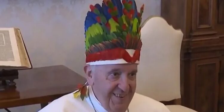 Papa Francisco ganha cocar e exalta a Amazônia ao lado de religiosos do AM
