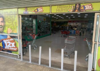 Cadeirantes ficam sem poder entrar no DB da Coronel Teixeira após instalação de ferros na entrada