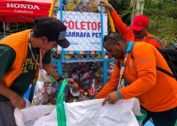 Prefeitura de Manaus recolhe garrafas PET do novo coletor instalado na zona Oeste