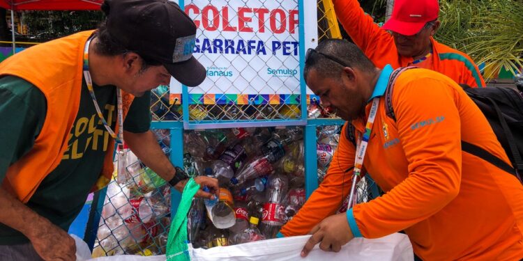 Prefeitura de Manaus recolhe garrafas PET do novo coletor instalado na zona Oeste