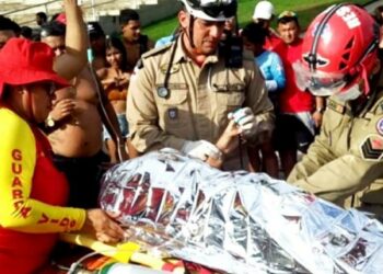 Adolescente é salvo por bombeiros durante afogamento na praia da Ponta Negra