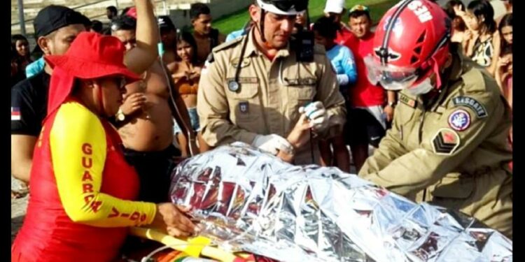 Adolescente é salvo por bombeiros durante afogamento na praia da Ponta Negra