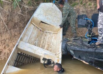 Caso Bruno e Dom: lancha é encontrada emborcada com sacos de areia em rio