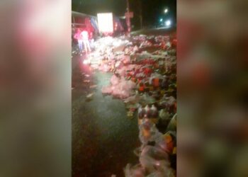 Vídeo: carreta até o tucupi de refrigerante tomba em rotatória em Manaus