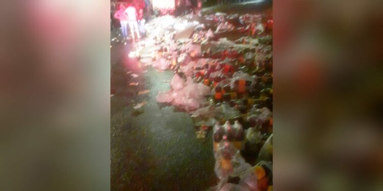 Vídeo: carreta até o tucupi de refrigerante tomba em rotatória em Manaus