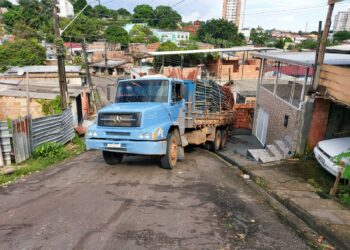 Caminhão com carga de ferro desce ladeira abaixo e atinge casa em Manaus