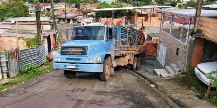Caminhão com carga de ferro desce ladeira abaixo e atinge casa em Manaus