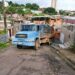 Caminhão com carga de ferro desce ladeira abaixo e atinge casa em Manaus