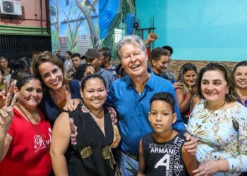 ‘Parente dos amazonenses’, Arthur Neto visita o Jorge Teixeira e tem recepção festiva no bairro que fundou