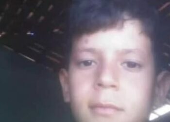 Criança de 8 anos mata irmão mais velho ao manusear espingarda do pai