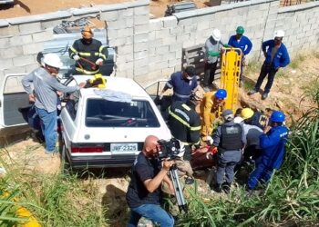 Casal fica preso às ferragens após cair com carro em barranco na Avenida das Flores