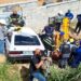 Casal fica preso às ferragens após cair com carro em barranco na Avenida das Flores