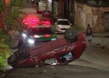 Carro capota na ladeira e deixa cinco pessoas feridas em Flores