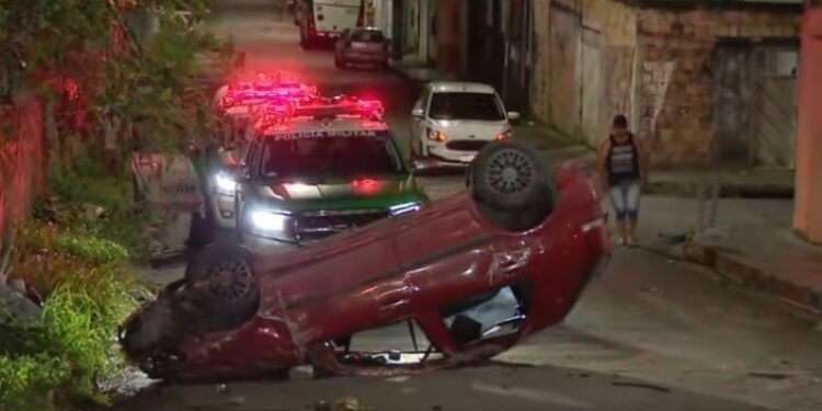 Carro capota na ladeira e deixa cinco pessoas feridas em Flores