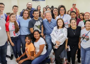 ‘Vamos mostrar nossa força’, diz Arthur ao ser ovacionado em festa popular