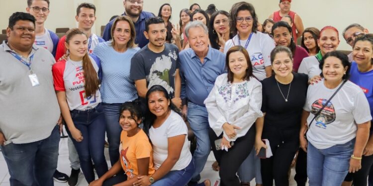 ‘Vamos mostrar nossa força’, diz Arthur ao ser ovacionado em festa popular