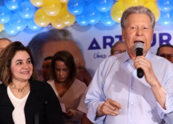 Ao comemorar 45 anos de vida pública, Arthur Neto anuncia Maria do Carmo como suplente e reforça defesa dos interesses do Amazonas