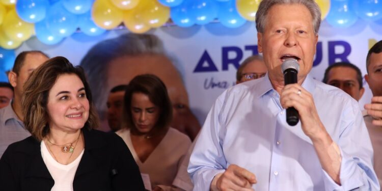 Ao comemorar 45 anos de vida pública, Arthur Neto anuncia Maria do Carmo como suplente e reforça defesa dos interesses do Amazonas