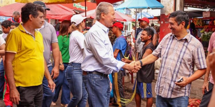 ‘É essa afinidade que me impulsiona’, diz Arthur Neto em visita aos moradores da Compensa