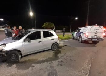 Assaltantes em fuga cinematográfica capotam carro na Zona norte de Manaus