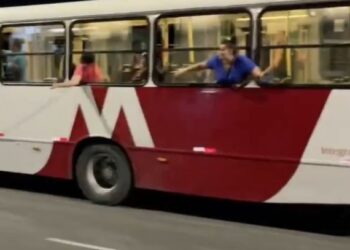 Desesperados e com medo do pior, passageiros gritam por socorro durante assalto no 442, em Manaus