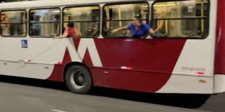 Desesperados e com medo do pior, passageiros gritam por socorro durante assalto no 442, em Manaus