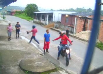 Vídeo: Câmera registra bandidos assaltando trabalhadores à luz do dia em Manaus