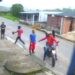 Vídeo: Câmera registra bandidos assaltando trabalhadores à luz do dia em Manaus