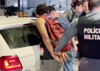 Para não morrer, motorista de APP se joga de carro em movimento durante assalto em Manaus