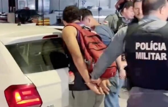 Para não morrer, motorista de APP se joga de carro em movimento durante assalto em Manaus