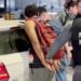 Para não morrer, motorista de APP se joga de carro em movimento durante assalto em Manaus