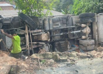 Vídeo: Caminhão de lixo tomba e destrói a frente de casa no bairro Nova Vitória