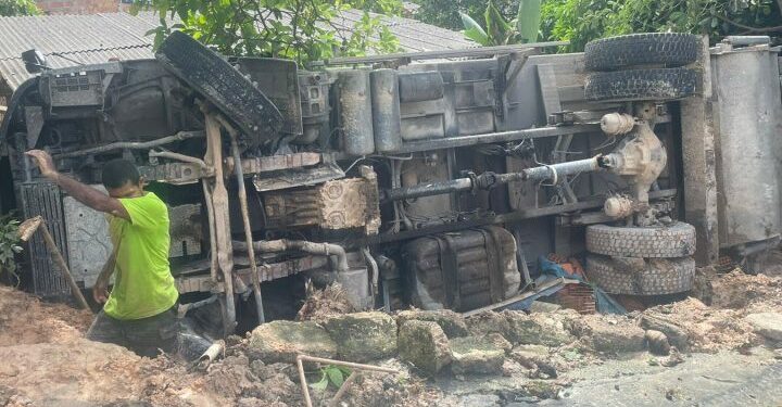 Vídeo: Caminhão de lixo tomba e destrói a frente de casa no bairro Nova Vitória