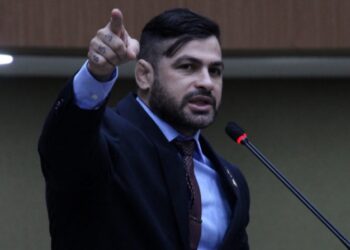 Carpê vira onça para defender segurança após vídeo postado na WEB