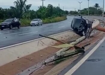 Vídeo: motorista perde controle do carro e capota na AM-070