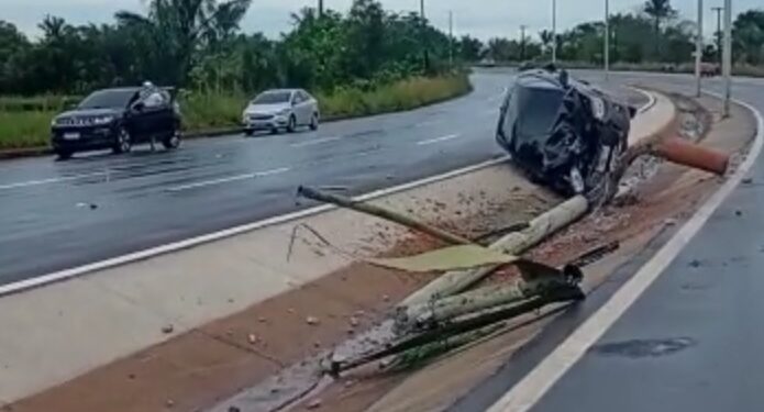 Vídeo: motorista perde controle do carro e capota na AM-070