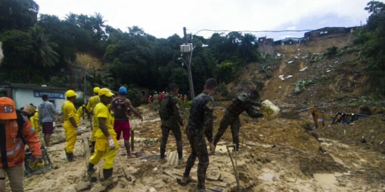Famílias vítimas da chuva receberão auxílio emergencial de R$ 1,5 mil
