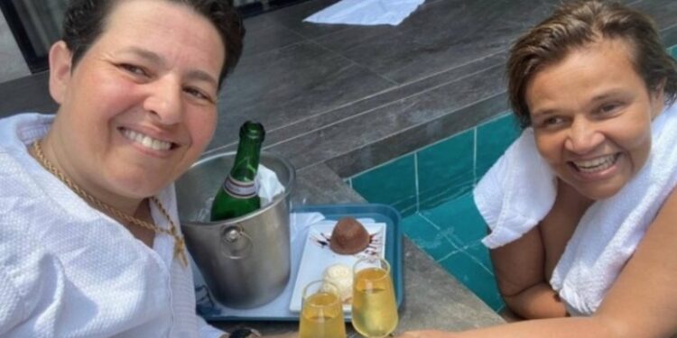 Adriane Bonato fala sobre 1ª vez com Claudia Rodrigues: ‘encaixou! Beijei muuuuito’